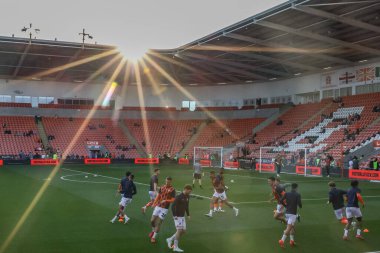Blackpool oyuncuları maç öncesi ısınma oturumunda Blackpool - Birmingham City maçı sırasında 30 Nisan 2025 'te Bloomfield Road, Blackpool' da oynandı.