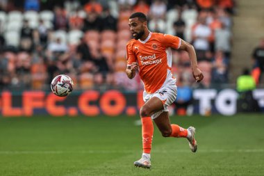 Blackpool takımından CJ Hamilton, 30 Nisan 2025 'te Bloomfield Road, Blackpool' da oynanan Blackpool - Birmingham City maçında topu aldı.