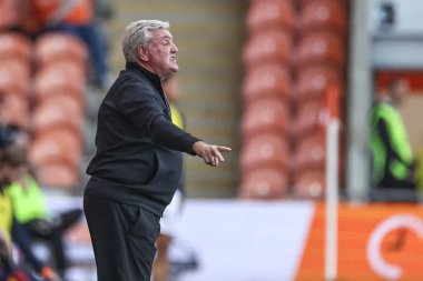 Blackpool teknik direktörü Steve Bruce, 30 Nisan 2025 'te Bloomfield Road, Blackpool' da Blackpool-Birmingham City maçında teknik alanda tepki gösterdi.
