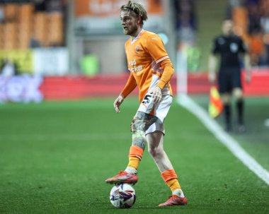 Blackpool takımından Hayden Coulson, 30 Nisan 2025 'te Bloomfield Road, Blackpool' da oynanan Blackpool - Birmingham City maçında topu aldı.