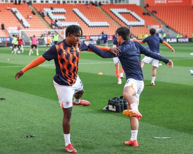 Blackpool 'dan Niall Ennis ve Blackpool' dan Rob Apter, 30 Nisan 2025 'te Bloomfield Road, Blackpool' da oynanan Sky Bet 1 karşılaşmasında ısınma turunda Blackpool ve Birmingham City karşı karşıya geldiler.