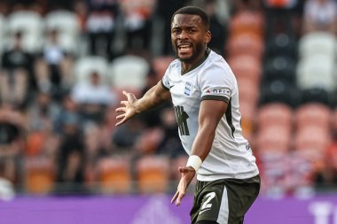 Birmingham City 'den Ethan Laird, 30 Nisan 2025' te Bloomfield Road, Blackpool 'da oynanan Blackpool-Birmingham maçında tepki gösterdi.