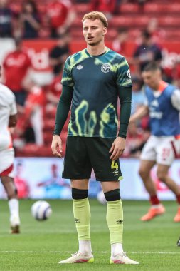 Brentford 'dan Sepp van den Berg Premier Lig maçında ısınma turunda Nottingham Forest, Brentford' a karşı City Ground, Nottingham, İngiltere 'de 30 Nisan 2025