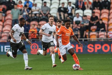 Blackpool 'dan Niall Ennis, 30 Nisan 2025' te Bloomfield Road, Blackpool 'da oynanan Blackpool - Birmingham City maçında topu aldı.