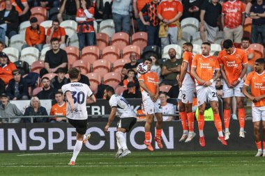 Birmingham City takımından Kieran Dowell, 30 Nisan 2025 'te Bloomfield Road, Blackpool' da oynanan Blackpool-Birmingham maçında serbest atış yaptı.