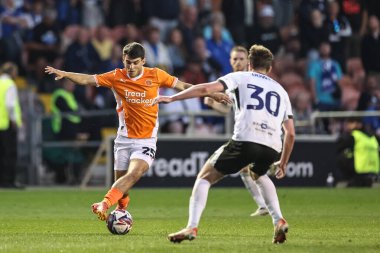 Blackpool 'dan Rob Apter, 30 Nisan 2025' te Bloomfield Road, Blackpool 'da oynanan Blackpool - Birmingham City maçında topu aldı.