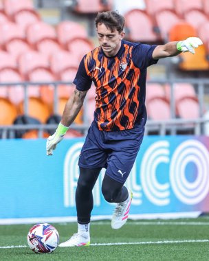 Blackpool 'dan Harry Tyrer 30 Nisan 2025' te Blackpool, İngiltere 'deki Bloomfield Road' da oynanan Blackpool-Birmingham maçı sırasında maç öncesi ısınma turunda...