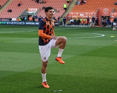 Blackpool 'dan Albie Morgan 30 Nisan 2025' te Blackpool, Bloomfield Road 'da Blackpool-Birmingham City maçında maç öncesi ısınma turunda...