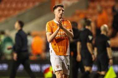 Blackpool 'dan Jake Beesley, 30 Nisan 2025' te Bloomfield Road, Blackpool 'da oynanan Blackpool - Birmingham City maçında taraftarları alkışlıyor.