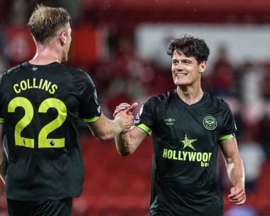Brentford 'dan Nathan Collins ve Brentford' dan Christian Nrgaard, 30 Nisan 2025 'te İngiltere' nin Nottingham City Ground kentinde oynanan Premier League karşılaşmasında zaferi kutluyorlar.