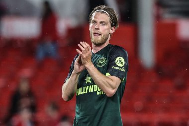 Brentford 'dan Mathias Jensen, Premier League maçından sonra İngiltere' nin Nottingham kentinde oynanan Nottingham Forest - Brentford maçında taraftarları alkışlıyor.