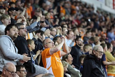 Blackpool taraftarları, 30 Nisan 2025 'te Bloomfield Road, Blackpool' da oynanan Blackpool - Birmingham City maçı sırasında şarkı söylemektedirler.