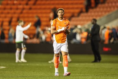 Blackpool 'dan Jordan Lawrence-Gabriel, 30 Nisan 2025' te Bloomfield Road, Blackpool 'da oynanan Blackpool - Birmingham City maçında taraftarları alkışlıyor.
