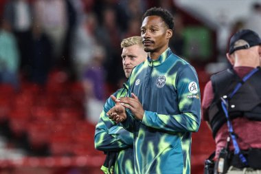 Brentford 'dan Ethan Pinnock, Premier League maçından sonra İngiltere' nin Nottingham kentinde oynanan Nottingham Forest - Brentford maçında taraftarları alkışlıyor.