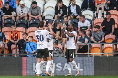 Birmingham City 'den Ethan Laird, 30 Nisan 2025' te Bloomfield Road, Blackpool 'da oynanan 1. Blackpool-Birmingham maçında 0-1 kazanma hedefini kutluyor.