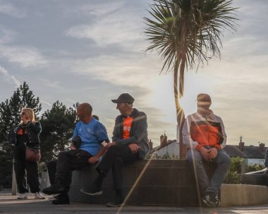 Blackpool taraftarları 30 Nisan 2025 'te Bloomfield Road, Blackpool' da oynanan Blackpool - Birmingham City maçında maç öncesi güneşin tadını çıkarıyorlar.