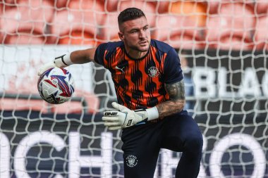 Blackpool 'dan Richard O' Donnell, 30 Nisan 2025 'te Blackpool, İngiltere' deki Bloomfield Road 'da oynanan 1. Blackpool-Birmingham maçı sırasında maç öncesi ısınma turunda...