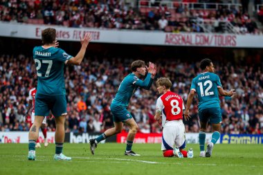 AFC Bournemouth, 3 Mayıs 2025 tarihinde Birleşik Krallık, Londra 'daki Emirates Stadyumu' nda oynanan Premier League karşılaşmasında tepki gösterdi.