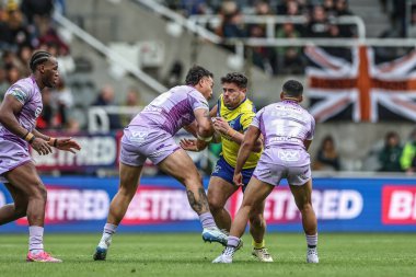 Warrington Wolves 'dan Joe Philbin, Wigan Warriors' tan Tyler Dupree tarafından oynanan Betfred Magic Weekend 2025 karşılaşmasında Wigan Warriors 'a karşı Warrington Wolves, St. James' s Park, Newcastle, İngiltere, 4 Mayıs 2025