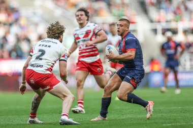 Hull KR 'dan Mikey Lewis, 3 Mayıs 2025' te İngiltere, Newcastle 'daki St. James' s Park 'ta oynanan Betfred Magic Weekend 2025 karşılaşmasında topu kırıyor.