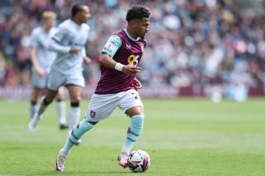 Burnley 'den Marcus Edwards, 3 Mayıs 2025' te Burnley, Burnley, İngiltere 'deki Turf Moor' da oynanan Gökyüzü İddia Şampiyonası maçında topu ayaklarının dibine aldı.