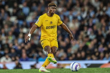 Wolverhampton Wanderers takımından Emmanuel Agbadou Premier Lig maçında pas veriyor. Manchester City ile Wolverhampton Wanderers maçında. Etihad Stadyumu, Manchester, İngiltere, 2 Mayıs 2025