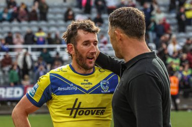Warrington Wolves 'dan Stefan Ratchford ve Warrington Wolves' un baş antrenörü Sam Burgess, Betfred Magic Weekend 2025 maçı sonrasında Wigan Warriors 'a karşı Warrington Wolves, St. James' s Park, Newcastle, İngiltere, 4 Mayıs 2025
