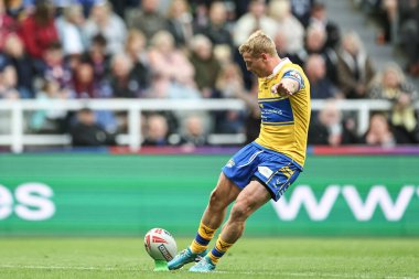 Manchester United takımından Patrick Dorgu, Manchester United 'ın 8 Mayıs 2025 tarihinde Old Trafford, Manchester, İngiltere' de oynadığı Manchester United ile oynadığı yarı final maçında