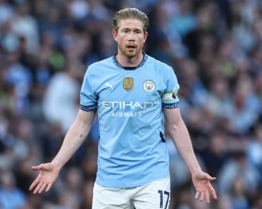 Manchester City 'den Kevin De Bruyne, Manchester City' nin 2 Mayıs 2025 'te Etihad Stadyumu' nda Wolverhampton Wanderers 'a karşı oynadığı Premier League maçında tepki gösterdi