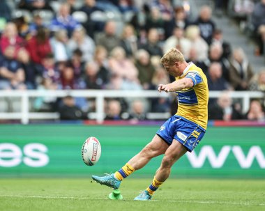 Leeds Rhinos takımından Lachlan Miller, Betfred Magic Weekend 2025 maçında St. Helens - Leeds Rhinos maçında 3 Mayıs 2025 'te St.James' s Park, Newcastle, İngiltere 'de gol attı.