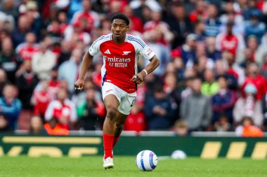 Arsenal takımından Myles Lewis-Skelly, İngiltere 'nin başkenti Emirates Stadyumu' nda oynanan Premier League maçında topla koşuyor.