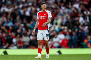 Arsenal 'den Jakub Kiwior, 3 Mayıs 2025' te Birleşik Krallık 'taki Emirates Stadyumu' nda oynanan Premier League maçında Arsenal ve Bournemouth maçına bakıyor.