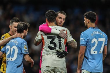 Wolverhampton Wanderers 'dan Jos S, Premier League maçından sonra Manchester City ile Wolverhampton Wanderers maçında Wolverhampton Wanderers' ın 2 Mayıs 2025 'te Etihad Stadyumu' nda Sam Johnstone 'u kucaklıyor.