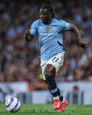 Manchester City 'den Jrmy Doku, Manchester City ile Wolverhampton Wanderers arasında oynanan Premier League maçında topu bırakıyor.