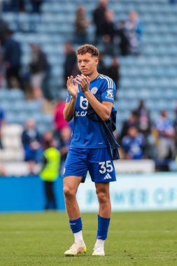 Leicester City 'den Kasey McAteer, İngiltere' nin Leicester kentindeki King Power Stadyumu 'nda Leicester City ile Southampton arasındaki Premier League maçının son düdüğü çaldıktan sonra taraftarları alkışlıyor.