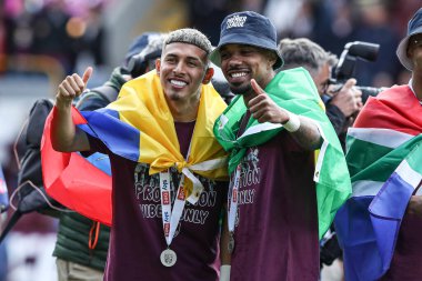 Burnley 'den Jeremy Sarmiento ve Burnley' den Lucas Pires 3 Mayıs 2025 'te Burnley-Millwall Turf Moor, Burnley maçından sonra