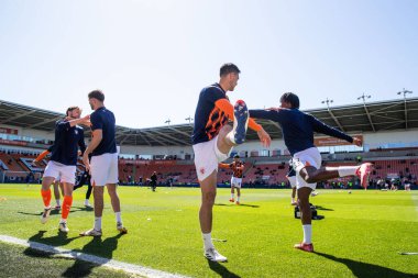 Blackpool oyuncuları, 3 Mayıs 2025 'te Bloomfield Road, Blackpool' da oynanan Blackpool-Bristol Rover maçı öncesinde oynanan maç öncesi ısınma maçında