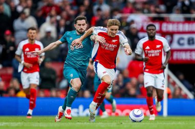 Arsenal 'den Martin Odegaard, İngiltere' nin başkenti Londra 'daki Emirates Stadyumu' nda oynanan Premier Lig karşılaşmasında AFC Bournemouth takımından Lewis Cook 'un baskısı altında.