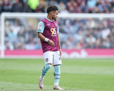 Burnley takımından Marcus Edwards 3 Mayıs 2025 'te Burnley' e karşı Turf Moor, Burnley, İngiltere 'de oynanan maçta