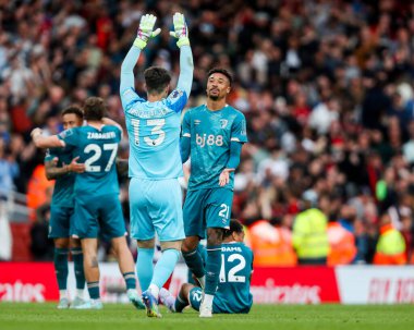 AFC Bournemouth takımlarından Kepa ve Daniel Jebbison, 3 Mayıs 2025 'te Emirates Stadyumu' nda oynanan Premier League maçının ardından kazanılan zaferi kutluyorlar.