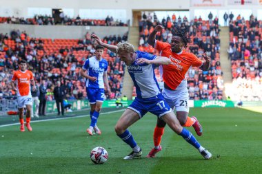 Blackpool takımından Niall Ennis, Bristol Rovers takımından Connor Taylor 'ı 3 Mayıs 2025' te Bloomfield Road, Blackpool 'da oynanan Blackpool-Bristol Rover maçında faul yaptı.