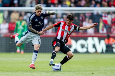 Manchester United takımından Alejandro Garnacho, Brentford 'lu Christian Norgaard ile birlikte Premier League maçında Brentford Manchester United' a karşı Gtech Community Stadyumu 'nda 4 Mayıs 2025 tarihinde mücadele etti.