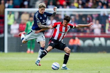 Manchester United takımından Alejandro Garnacho, Brentford 'lu Christian Norgaard ile birlikte Premier League maçında Brentford Manchester United' a karşı Gtech Community Stadyumu 'nda 4 Mayıs 2025 tarihinde mücadele etti.