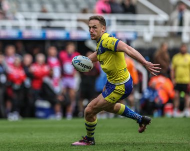 Manchester United takımından Patrick Dorgu, Manchester United 'ın 8 Mayıs 2025 tarihinde Old Trafford, Manchester, İngiltere' de oynadığı Manchester United ile oynadığı yarı final maçında