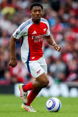 Arsenal takımından Myles Lewis-Skelly, İngiltere 'nin başkenti Emirates Stadyumu' nda oynanan Premier League maçında topla koşuyor.