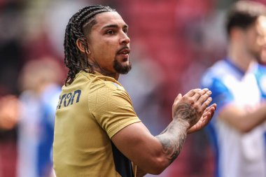 Blackburn Rovers 'dan Tyrhys Dolan, 3 Mayıs 2025' te Bramall Lane, Sheffield, İngiltere 'de oynanan Sky Bet Şampiyonası maçından sonra taraftarları alkışlıyor.