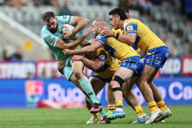 St. Helens takımından Alex Walmsley, Betfred Magic Weekend 2025 karşılaşmasında Leeds Rhinos takımından Mikolaj Oledzki tarafından St. James 's Park, Newcastle, İngiltere' de oynanan 3 Mayıs 2025 karşılaşmasında yenildi.