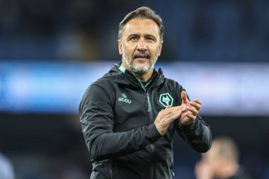 Wolverhampton Wanderers 'ın baş antrenörü Vitor Pereira, Premier League maçından sonra taraftarları Etihad Stadyumu' nda Manchester City ile Wolverhampton Wanderers maçında alkışlıyor.