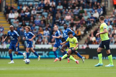 Southampton 'dan Mateus Fernandes Premier Lig maçında pas veriyor. Leicester City, King Power Stadyumu' nda Southampton 'a karşı.