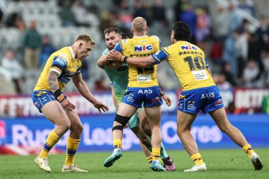 St. Helens 'den Alex Walmsley, Betfred Magic Weekend 2025 karşılaşmasında Leeds Rhinos' tan Jarrod O 'Connor tarafından St. James' s Park, Newcastle, 3 Mayıs 2025 'te oynanan St.Helens - Leeds Rhinos maçında yere serildi.